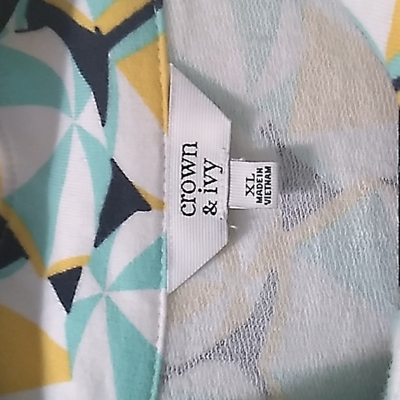 Crown & Ivy Top - Picture 2 of 8